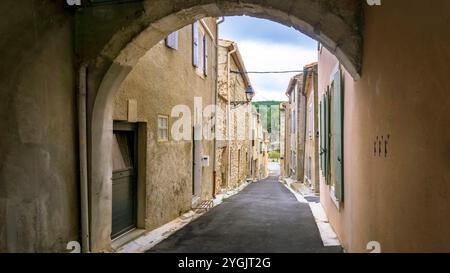 Rue du village à Portel des Corbières. La commune est située dans le Parc naturel régional de la Narbonnaise en Méditerranée. Banque D'Images