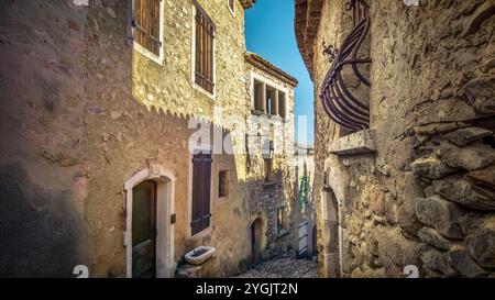 Ruelle du village à Montouliers. Banque D'Images