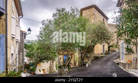 Rue du village à Portel des Corbières. La commune est située dans le Parc naturel régional de la Narbonnaise en Méditerranée. Banque D'Images