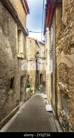 Rue du village à Portel des Corbières. La commune est située dans le Parc naturel régional de la Narbonnaise en Méditerranée. Banque D'Images