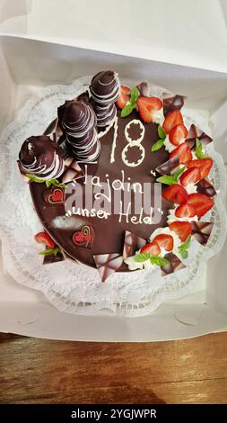 Gâteau au chocolat magnifiquement décoré pour le 18ème anniversaire, Allemagne Banque D'Images