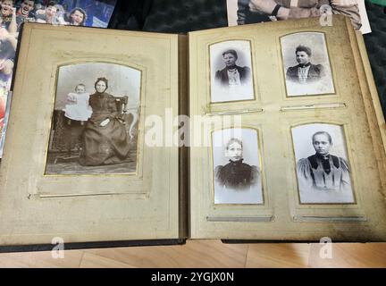 Un regard sur un vieil album de famille Banque D'Images