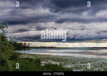 Tempête conduisant le front nuageux bas au-dessus du lac, Allemagne, Bavière, lac Chiemsee Banque D'Images