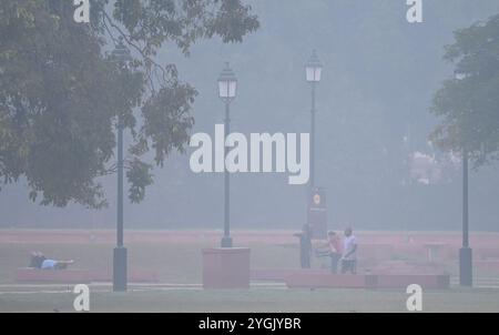 New Delhi, Inde. 07 novembre 2024. NEW DELHI, INDE - 7 NOVEMBRE : personnes confrontées au smog et au brouillard près de India Gate, le 7 novembre 2024 à New Delhi, Inde. Le Département météorologique indien (IMD) a prévu que Delhi et la RCN sont susceptibles de souffrir de smog et de brouillard peu profond pendant la nuit et le matin au cours des 2-3 prochains jours. (Photo de Sonu Mehta/Hindustan Times/Sipa USA ) crédit : Sipa USA/Alamy Live News Banque D'Images