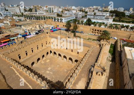 Vue pittoresque du minaret à la cour de la Grande Mosquée à Sousse, Tunisie, Afrique Banque D'Images