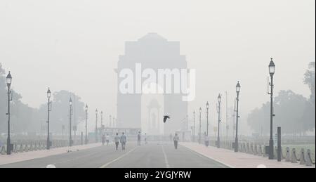 New Delhi, Inde. 07 novembre 2024. NEW DELHI, INDE - 7 NOVEMBRE : personnes confrontées au smog et au brouillard près de India Gate, le 7 novembre 2024 à New Delhi, Inde. Le Département météorologique indien (IMD) a prévu que Delhi et la RCN sont susceptibles de souffrir de smog et de brouillard peu profond pendant la nuit et le matin au cours des 2-3 prochains jours. (Photo de Sonu Mehta/Hindustan Times/Sipa USA ) crédit : Sipa USA/Alamy Live News Banque D'Images