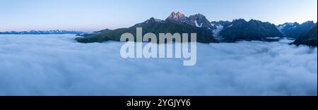 USHBA, panorama de montagne près d'Ushguli, Mestia dans le Caucase, Géorgie, région de Svaneti Banque D'Images