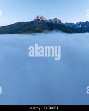 USHBA, panorama de montagne près d'Ushguli, Mestia dans le Caucase, Géorgie, région de Svaneti Banque D'Images