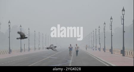 New Delhi, Inde. 07 novembre 2024. NEW DELHI, INDE - 7 NOVEMBRE : personnes confrontées au smog et au brouillard près de India Gate, le 7 novembre 2024 à New Delhi, Inde. Le Département météorologique indien (IMD) a prévu que Delhi et la RCN sont susceptibles de souffrir de smog et de brouillard peu profond pendant la nuit et le matin au cours des 2-3 prochains jours. (Photo de Sonu Mehta/Hindustan Times/Sipa USA ) crédit : Sipa USA/Alamy Live News Banque D'Images