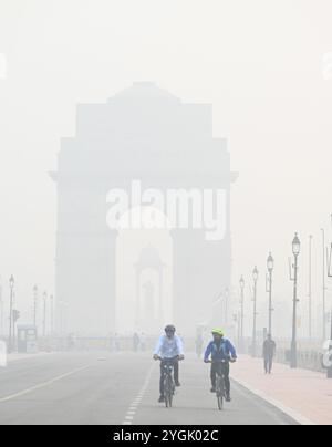 New Delhi, Inde. 07 novembre 2024. NEW DELHI, INDE - 7 NOVEMBRE : personnes confrontées au smog et au brouillard près de India Gate, le 7 novembre 2024 à New Delhi, Inde. Le Département météorologique indien (IMD) a prévu que Delhi et la RCN sont susceptibles de souffrir de smog et de brouillard peu profond pendant la nuit et le matin au cours des 2-3 prochains jours. (Photo de Sonu Mehta/Hindustan Times/Sipa USA ) crédit : Sipa USA/Alamy Live News Banque D'Images