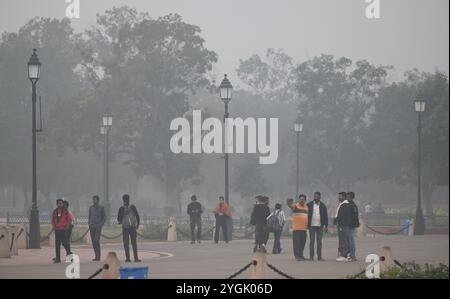 New Delhi, Inde. 07 novembre 2024. NEW DELHI, INDE - 7 NOVEMBRE : personnes confrontées au smog et au brouillard près de India Gate, le 7 novembre 2024 à New Delhi, Inde. Le Département météorologique indien (IMD) a prévu que Delhi et la RCN sont susceptibles de souffrir de smog et de brouillard peu profond pendant la nuit et le matin au cours des 2-3 prochains jours. (Photo de Sonu Mehta/Hindustan Times/Sipa USA ) crédit : Sipa USA/Alamy Live News Banque D'Images