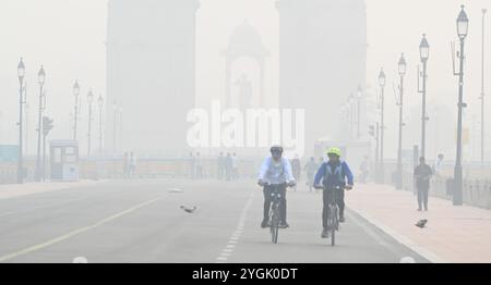 New Delhi, Inde. 07 novembre 2024. NEW DELHI, INDE - 7 NOVEMBRE : personnes confrontées au smog et au brouillard près de India Gate, le 7 novembre 2024 à New Delhi, Inde. Le Département météorologique indien (IMD) a prévu que Delhi et la RCN sont susceptibles de souffrir de smog et de brouillard peu profond pendant la nuit et le matin au cours des 2-3 prochains jours. (Photo de Sonu Mehta/Hindustan Times/Sipa USA ) crédit : Sipa USA/Alamy Live News Banque D'Images