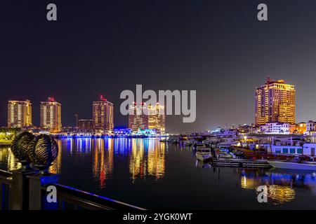 Gratte-ciel à la marina, soirée, la perle, Doha, Qatar, Qatar, Golfe Persique, moyen-Orient, Asie Banque D'Images