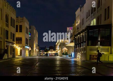 Rue dans la vieille ville à côté du Souq Waqif, dans la soirée, Doha, Qatar, Qatar, Golfe Persique, moyen-Orient, Asie Banque D'Images