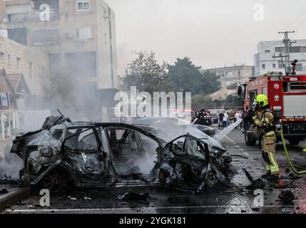 (241107) - KIRYAT Yam, 7 novembre 2024 (Xinhua) - Un membre des forces de sauvetage israéliennes travaille à éteindre un incendie sur le site d'une attaque à la roquette depuis le Liban, à Kiryat Yam, près de Haïfa dans le nord d'Israël, le 7 novembre 2024. (JINI via Xinhua) Banque D'Images