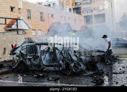 (241107) - KIRYAT Yam, 7 novembre 2024 (Xinhua) - Un homme regarde des véhicules détruits lors d'une attaque à la roquette depuis le Liban, à Kiryat Yam, près de Haïfa dans le nord d'Israël, le 7 novembre 2024. (JINI via Xinhua) Banque D'Images