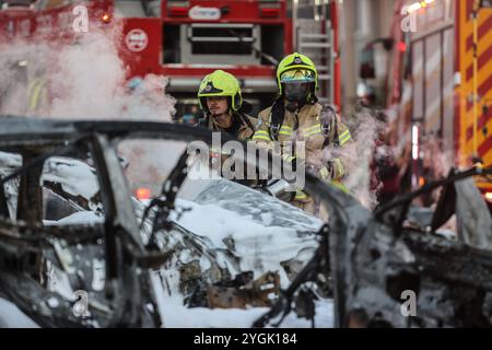 (241107) - KIRYAT Yam, 7 novembre 2024 (Xinhua) - des membres des forces de sauvetage israéliennes travaillent pour éteindre un incendie sur le site d'une attaque à la roquette depuis le Liban, à Kiryat Yam, près de Haïfa dans le nord d'Israël, le 7 novembre 2024. (JINI via Xinhua) Banque D'Images