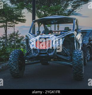 Balikpapan, Indonésie - 3 septembre 2024. Une photo en gros plan d'un véhicule tout-terrain Can-Am Maverick X3. Le véhicule est stationné dans un endroit pittoresque WIT Banque D'Images