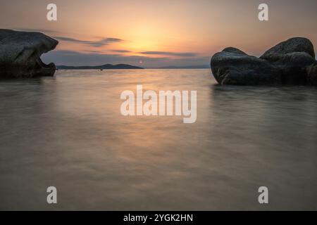 Paysage photographié dans une forêt de pins. Vue d'un rocher sur les arbres. Coucher de soleil romantique à l'horizon dans la soirée à Amal, Suède Banque D'Images