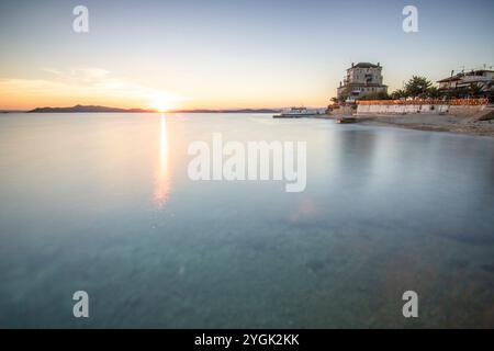 Forêt en Suède avec maisons abandonnées d'une mine. Forêt de bouleaux et de pins au soleil en été. Paysage photographié dans la nature près d'Amal Suède Banque D'Images