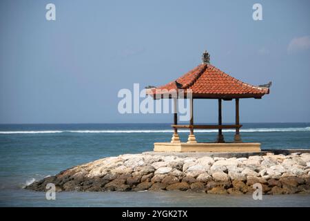 Lever de soleil fantastique sur la plage avec de petits temples. Vue sur la mer jusqu'à l'horizon. Sanur, Bali, Indonésie Banque D'Images
