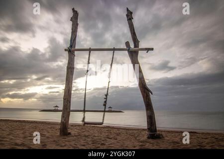 Lever de soleil fantastique sur la plage avec de petits temples. Vue sur la mer jusqu'à l'horizon. Sanur, Bali, Indonésie Banque D'Images