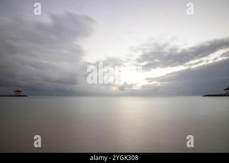 Lever de soleil fantastique sur la plage avec de petits temples. Vue sur la mer jusqu'à l'horizon. Sanur, Bali, Indonésie Banque D'Images