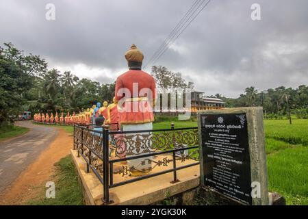 Jardin tropical ou parc sur une île. Grandes statues de la foi hindoue et pour décorer un intérieur. Bali, Indonésie Banque D'Images