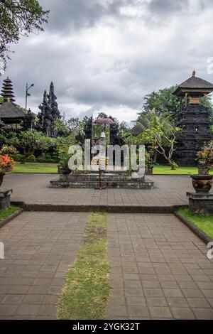 Complexe de temple de la foi hindoue. Temple en pierre de lave devant une grotte sacrée de chauves-souris du temple Goa Lawah, Bali, Indonésie Banque D'Images