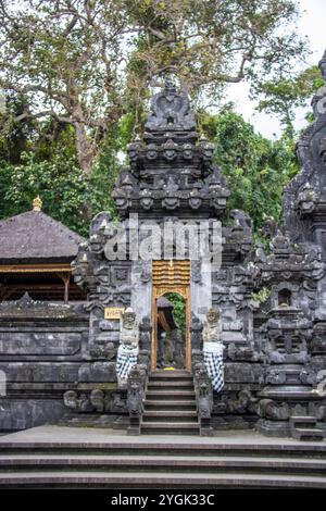 Complexe de temple de la foi hindoue. Temple en pierre de lave devant une grotte sacrée de chauves-souris du temple Goa Lawah, Bali, Indonésie Banque D'Images