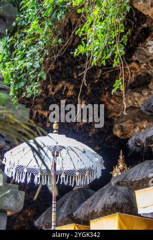 Complexe de temple de la foi hindoue. Temple en pierre de lave devant une grotte sacrée de chauves-souris du temple Goa Lawah, Bali, Indonésie Banque D'Images