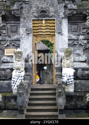 Complexe de temple de la foi hindoue. Temple en pierre de lave devant une grotte sacrée de chauves-souris du temple Goa Lawah, Bali, Indonésie Banque D'Images