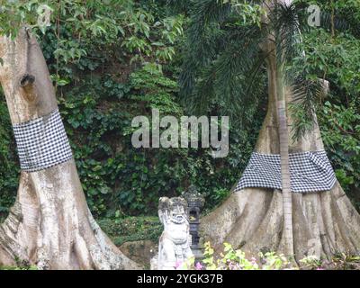 Complexe de temple de la foi hindoue. Temple en pierre de lave devant une grotte sacrée de chauves-souris du temple Goa Lawah, Bali, Indonésie Banque D'Images