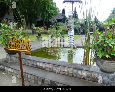 Complexe de temple de la foi hindoue. Temple en pierre de lave devant une grotte sacrée de chauves-souris du temple Goa Lawah, Bali, Indonésie Banque D'Images