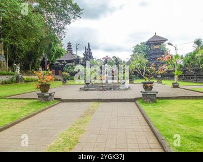 Complexe de temple de la foi hindoue. Temple en pierre de lave devant une grotte sacrée de chauves-souris du temple Goa Lawah, Bali, Indonésie Banque D'Images