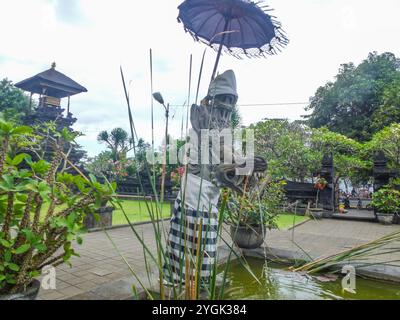 Complexe de temple de la foi hindoue. Temple en pierre de lave devant une grotte sacrée de chauves-souris du temple Goa Lawah, Bali, Indonésie Banque D'Images