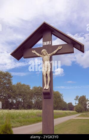 Croix de champ, croix de chemin, lieu de culte, ciel bleu, zone rurale Banque D'Images
