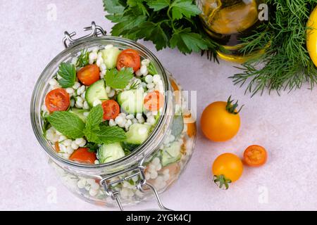Salade de taboulé cuisine traditionnelle nationale moyen-Orient. Nourriture végétarienne saine. Dîner familial musulman, Ramadan, iftar. Cuisine arabe. vue de dessus Banque D'Images