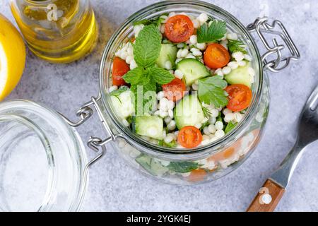 Salade de taboulé cuisine traditionnelle nationale moyen-Orient. Nourriture végétarienne saine. Dîner familial musulman, Ramadan, iftar. Cuisine arabe. vue de dessus Banque D'Images