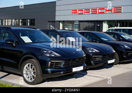 Allemagne, Bavière, Altötting, Porsche Center, extérieur, SUV Porsche Banque D'Images