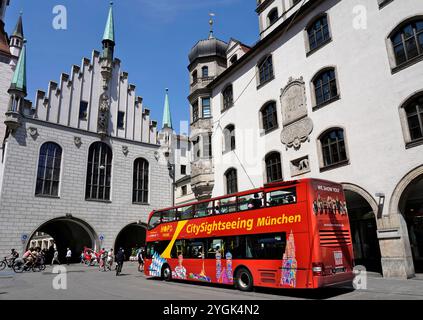 Allemagne, Bavière, Munich, vieille ville, vieil hôtel de ville, bus touristique Banque D'Images