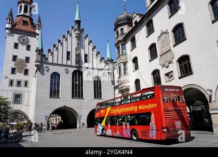 Allemagne, Bavière, Munich, vieille ville, vieil hôtel de ville, bus touristique Banque D'Images