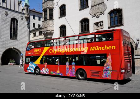 Allemagne, Bavière, Munich, vieille ville, vieil hôtel de ville, bus touristique Banque D'Images