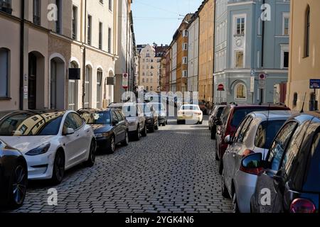 Allemagne, Bavière, Munich, vieille ville, quartier résidentiel, voitures, rue garée Banque D'Images