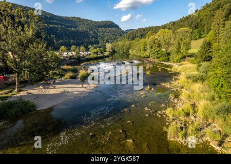 Camping Moulin du Doubs et déversoir sur la rivière Doubs près d'Ocourt vu des airs, Suisse, Europe Banque D'Images