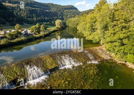 Camping Moulin du Doubs et déversoir sur la rivière Doubs près d'Ocourt vu des airs, Suisse, Europe Banque D'Images