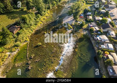 Camping Moulin du Doubs et déversoir sur la rivière Doubs près d'Ocourt vu des airs, Suisse, Europe Banque D'Images