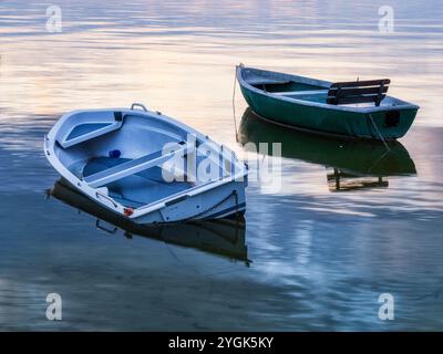 Ammersee rive ouest à Schondorf à l'aube Banque D'Images