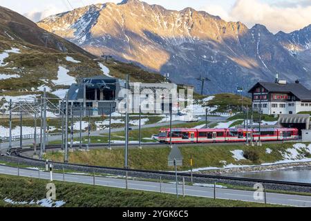 Le chemin de fer Matterhorn-Gotthard sur le col de l'Oberalp Banque D'Images