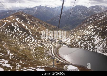 Vue depuis la télécabine de Schneehüenerstock sur le col de l'Oberalp en Suisse Banque D'Images